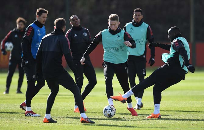 Manchester United players take part in a training session. Pic/ AFP