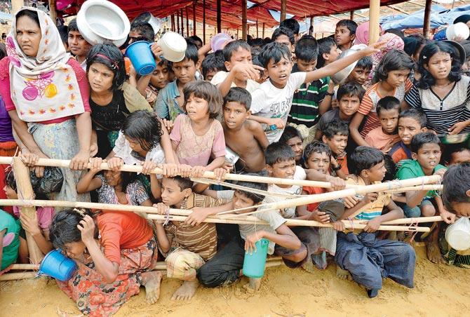 Rohingyas wait to receive food distributed by a Turkish aid agency at Thaingkhali refugee camp on October 21, 2017. Pic/AFP