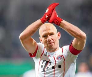 Arjen Robben helps Bayern win 6-0 to enter semi-finals