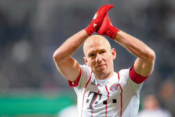 Arjen Robben acknowledges the crowd after Bayern