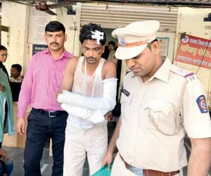 Thief caught stealing red-handed, stripped off clothes by mob in Naigaon