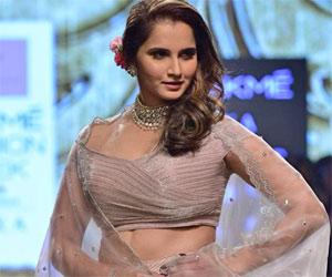 Sania Mirza looks drop-dead gorgeous in pink shimmery lehenga at LFW 2018