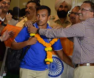 Victorious India U-19 team arrives to heroes welcome