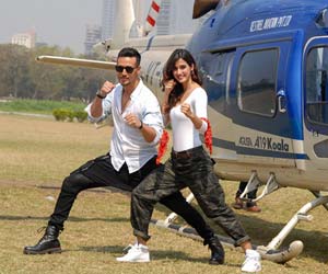 Tiger Shroff arrives in style to meet fans