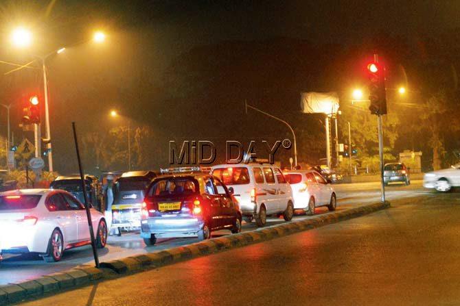 Traffic signals late night in Bandra. Pic/ Sayyed Sameer Abedi