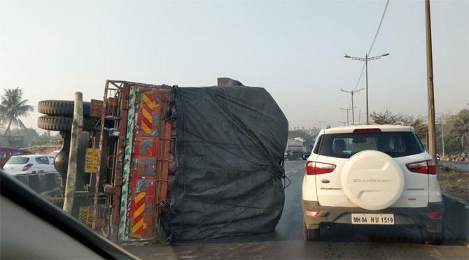 Mumbai: EEH jammed after truck overturns at Vikhroli