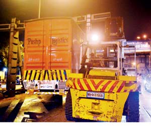 Mumbai: Stuck trailer truck causes midnight traffic jam at King's Circle