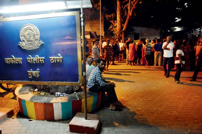 A crowd waits outside Vakola police station to resolve the row. Pic/Satej Shinde