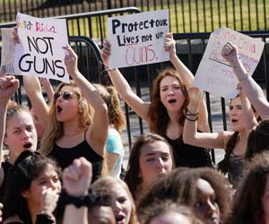 Students gather at Washington station, march against gun violence