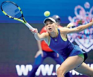 Australian Open: Caroline Wozniacki cruises into quarters