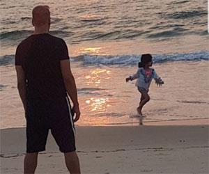 Twinkle Khanna is in awe of Akshay Kumar watching Nitara play on the beach