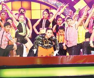Alia Bhatt makes her little fans happy; performs on Tamma Tamma