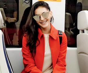 Amyra Dastur boards a metro train to reach Rajma Chawal's sets in time