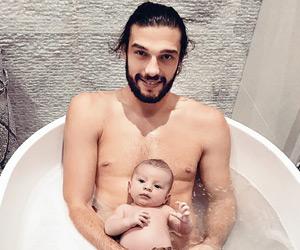 Footballer Andy Carroll's bathtub photo with his sons is the cutest