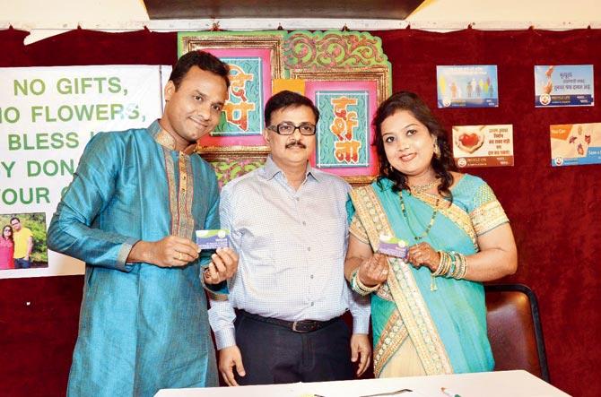Deepak Gupta and Darshana Kumar with their own organ donor cards at their reception