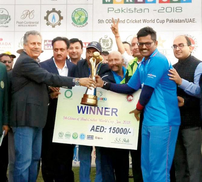 India skipper Ajay Reddy receives the winners