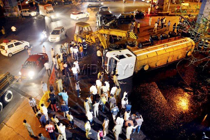 The container loaded with hot tar overturned near Sion Circle, causing a major spill. Pics/Sneha Kharabe