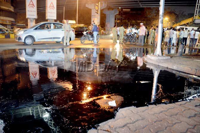 The container loaded with hot tar overturned near Sion Circle, causing a major spill. Pics/Sneha Kharabe