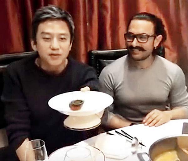 Khan having Century Egg with Deng Chao
