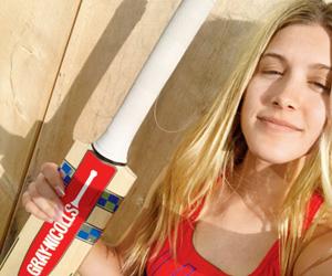 What's that? Tennis hottie Eugenie Bouchard does not know what a cricket bat is!