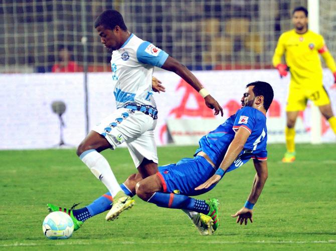 Jamshedpur FC and FC Goa players vie for the ball during ISL match at JLN stadium in Fatorda on Thursday. FC Goa defeated Jamshedpur FC 2-1 Pic/PTI