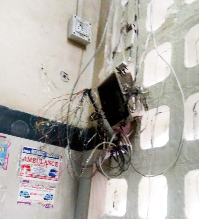 Open and hanging cables on the premises pose a big danger of electrocution