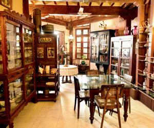East Indian style home stay in South Mumbai