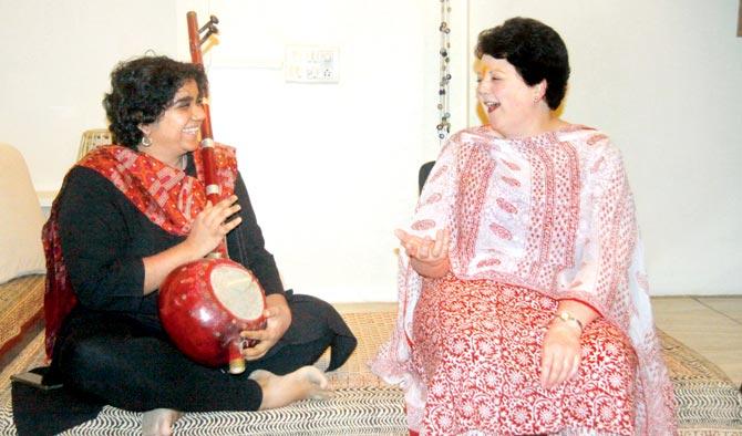 London-based gender scholar Jacqui Daukes and Pune-based musician-educator Shruthi Vishwanath bond over centuries-old poetry of Marathi saint women. They have conducted sharing sessions in Mumbai, Pune, Panchgani and London in which they jointly celebrate the worth of the compositions which are not often quoted in contemporary devotional practice. Pic/Mandar Tannu
