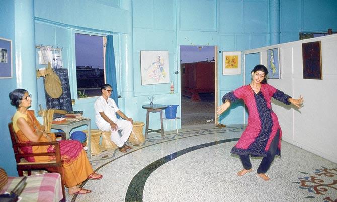 Jeroo Jyoti Chavda practising before her famous parents - Bharatnatyam dancer and teacher late Khurshid Vajifdar Chavda and painter Shiavax Chavda - in the mid-1980s, on their terrace studio at Ava Kapadia Chambers. Pic courtesy/Sooni Taraporevala