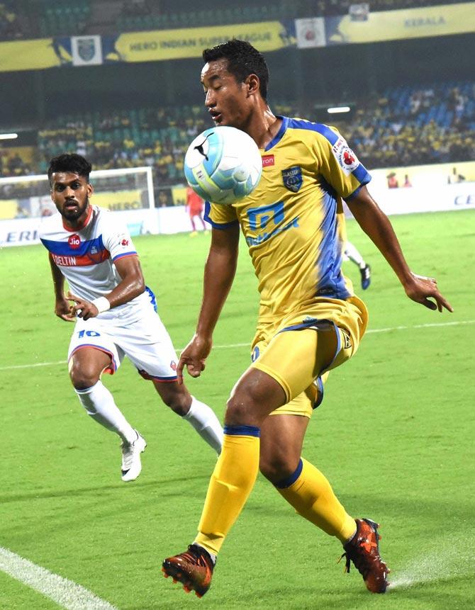 Players of Kerala Blasters FC ( Yellow Jersey) and FC Goa in action during the 4th season of Indian Super League ( ISL) 2017 at Jawaharlal Nehru International Stadium Kochi on Sunday. Pic/PTI