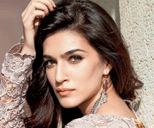 Kriti Sanon finally reacts to her 'Nothing to hide' award