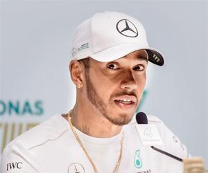 Lewis Hamilton believes he's a small link of a chain, not a leader