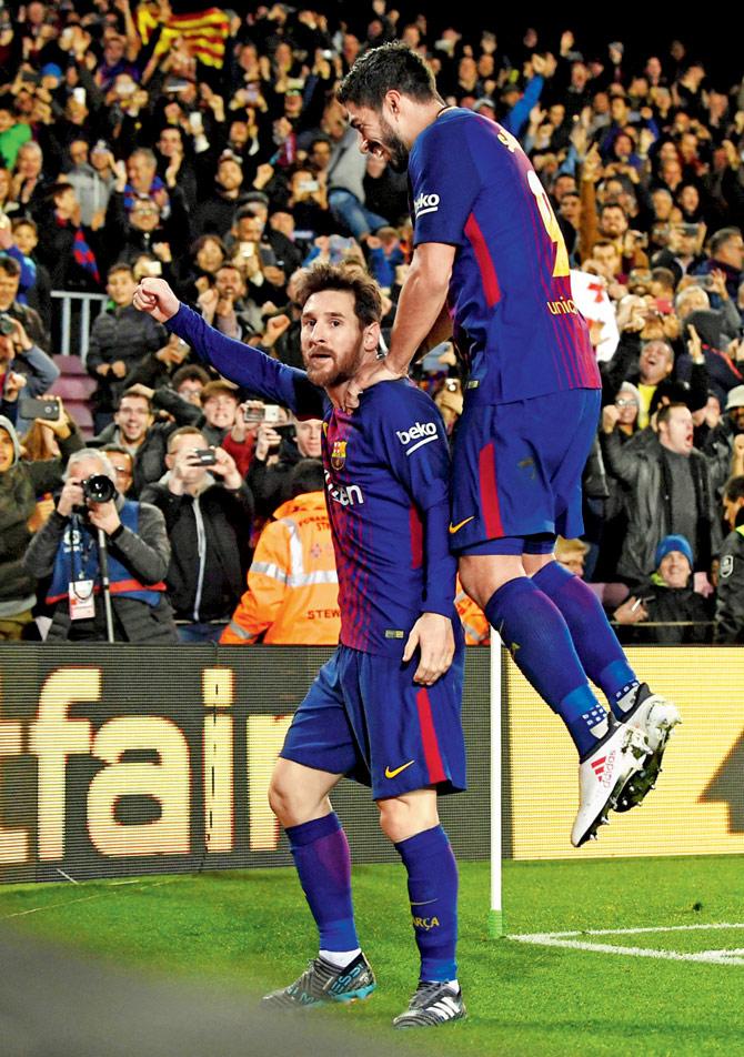 Barcas Lionel Messi (left) celebrates his goal against Alaves with teammate Luis Suarez