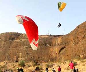 Mumbai Getaways: Go Paragliding in Kamshet!