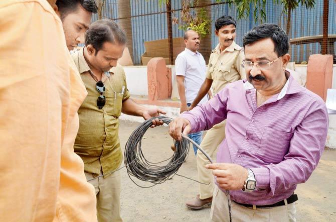 MSEBâÂÂu00c2u0080ÂÂu00c2u0088electric inspector SS Desai and his officials check the area where labourer Siyaram Ramchandra Sahane was electrocuted