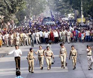 Dalit protest cripples Mumbai, call for bandh in Maharashtra today