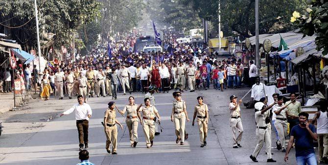 Dalits take to the streets to continue the protest that started in Pune. Pic/Pradeep Dhivar