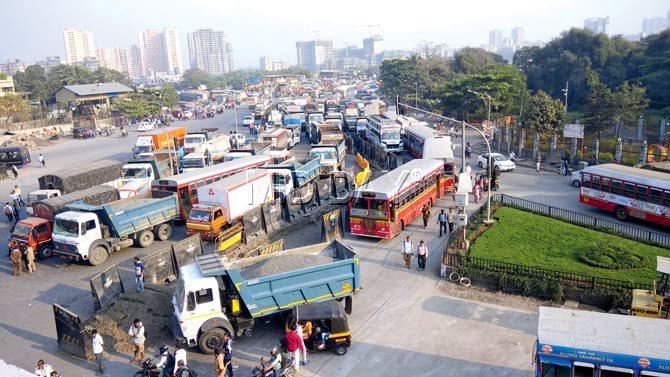 Traffic on the Eastern Express Highway came to a standstill for seven hours. Pic/Suresh Karkera