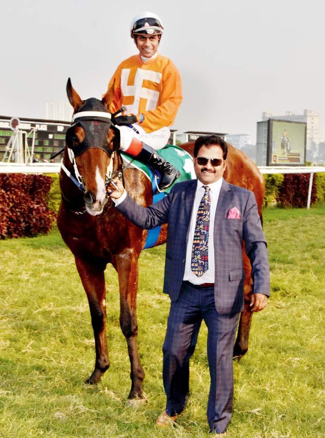 Trainer Malesh Narredu (right) leading Aggregated (Suraj Narredu up) after his Kolkata Derby victory. pic/Indrajit Kumar