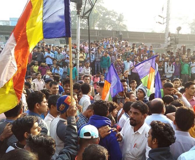 Protestors at Malad. Pic/Vipul