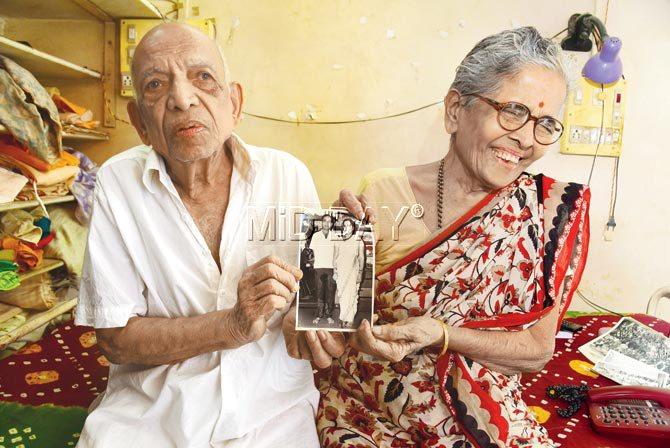 Narayan and Iravati Lavate hold a photograph that taken was five years after their wedding at their Thakurdwar home. Pics/Atul Kamble