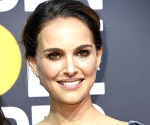 Natalie Portman points at all-male Best Director nominees at Golden Globes