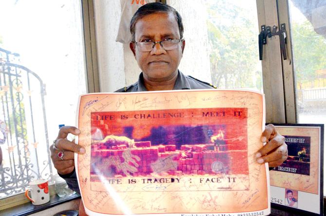 Kamlakar Kubal shows the award-winning picture he wants to sell. Pic/Rajesh Gupta
