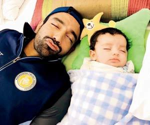 Bed time! Robin Uthappa and his baby son Neale sleeping is too adorable