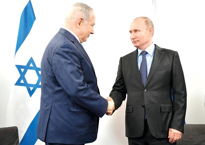 Russian President Vladimir Putin shakes hands with Israeli PM Benjamin Netanyahu during a meeting. Pic/AP/PTI