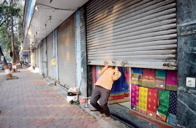 Shopkeepers in Dadar-Naigaon downed their shutters in fear. Pics/Pradeep Dhivar, Ashish Raje