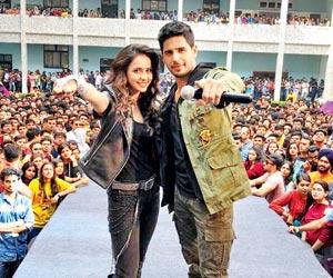 Aiyaary stars Sidharth Malhotra, Rakul Preet Singh shoot for song in Panvel