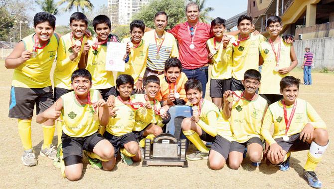 St Stanislaus (left) with the St Andrews Challenge trophy pics/Suresh Karkera 