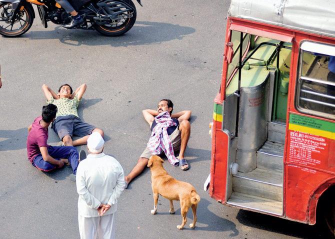 Protesters relax at Worli Naka. Pic/Bipin Kokate