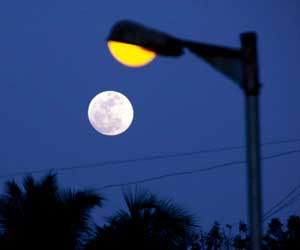 Super moon makes it's presence felt in Mumbai on first day of  new year